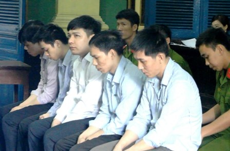 Nhóm “đại bàng trại giam” đánh bạn cùng phòng đến chết - 1 Nhóm đại bàng buồng giam bị truy tố trước vành móng ngựa
